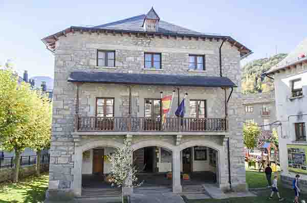 Huesca - Broto 02 - ayuntamiento.jpg